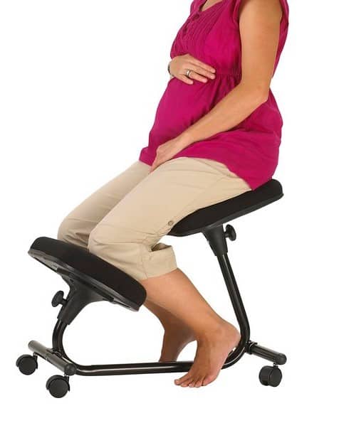 Pregnant-lady-on-kneeling-chair - Community Chiropractic